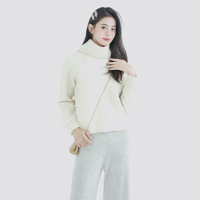 Off-white turtleneck long-sleeved pullover sweater