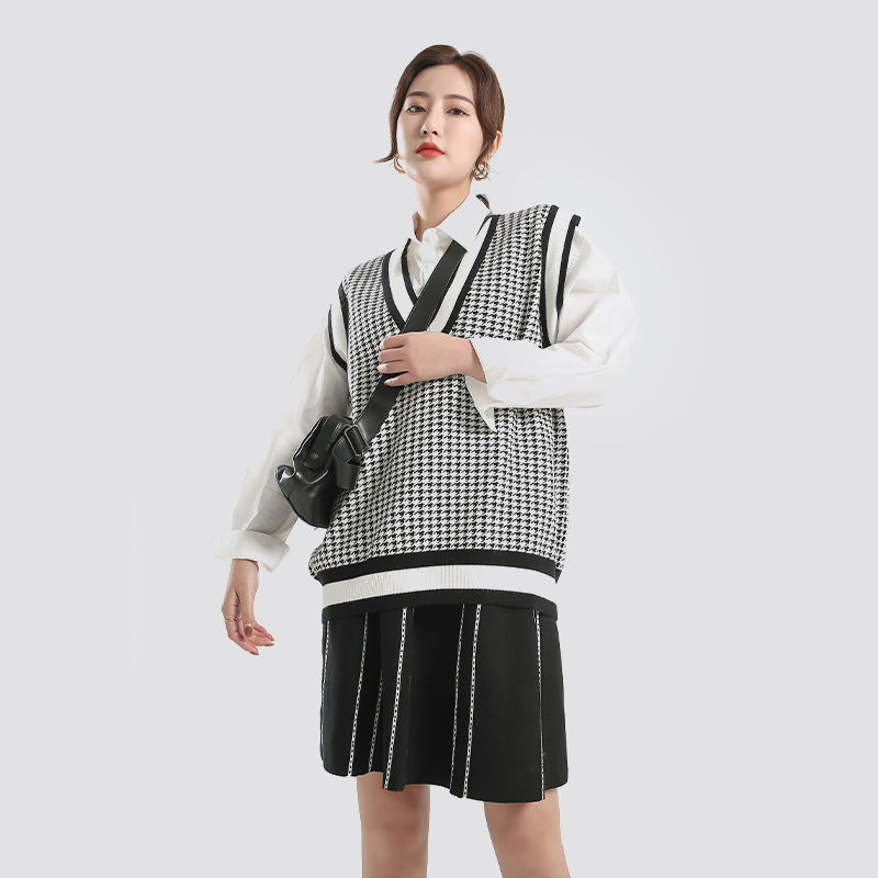 Houndstooth knitted vest