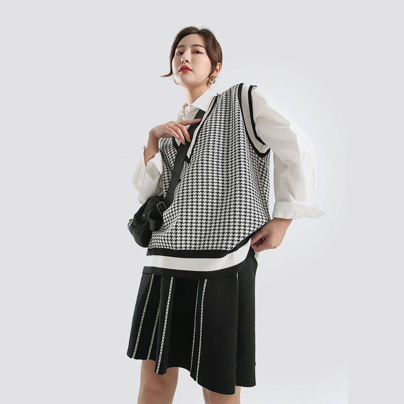 Houndstooth knitted vest