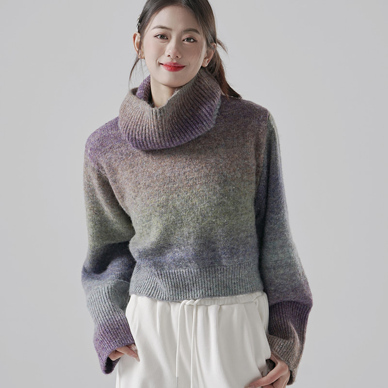 What are the advantages of using a combination of natural and synthetic fibers in a knitted pullover?