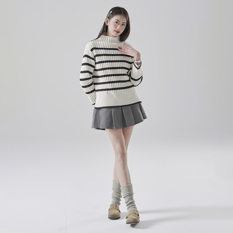 Why do wool knitted pullovers stay warm when wet, while cotton ones lose their insulation?