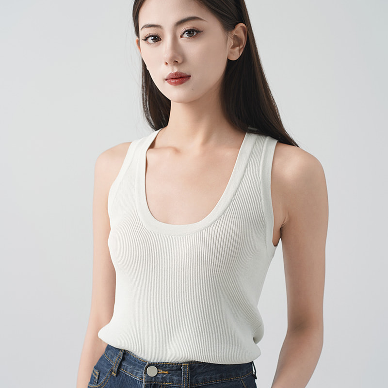 U-neck knitted vest